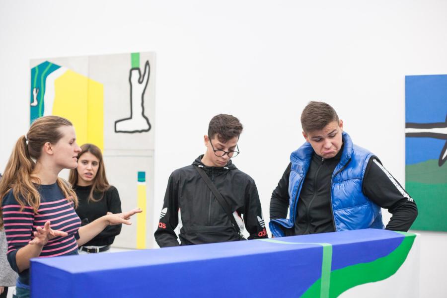 Jongeren kijken verbaasd naar hedendaagse kunst 