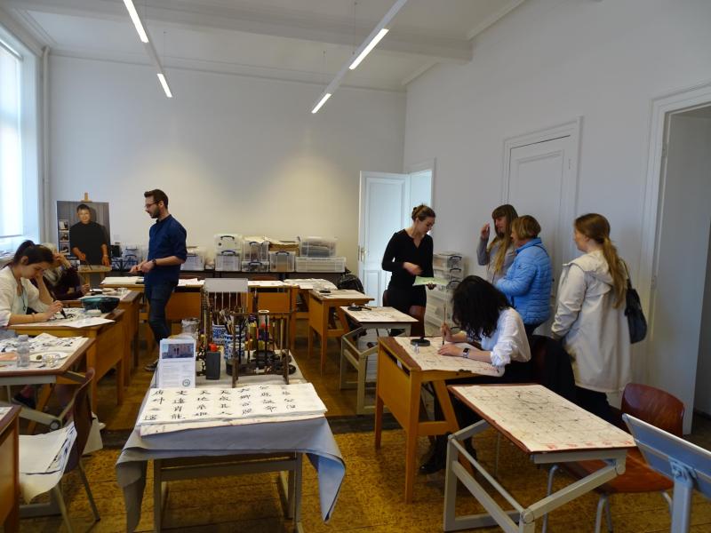 Deelnemers van een kalligrafieworkshop