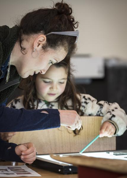 Kind op zoek in de collectie 