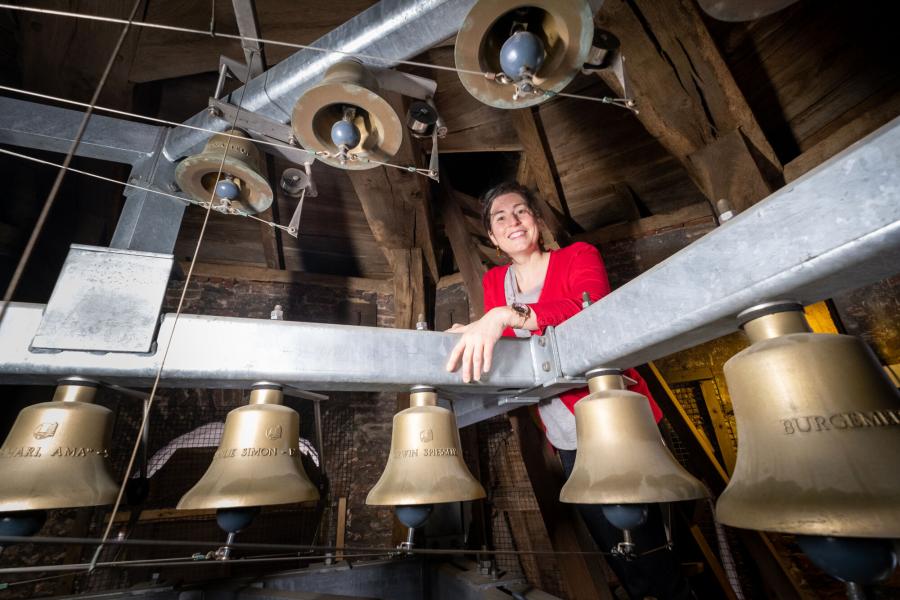 De beiaardier van Puurs bij de beiaard.