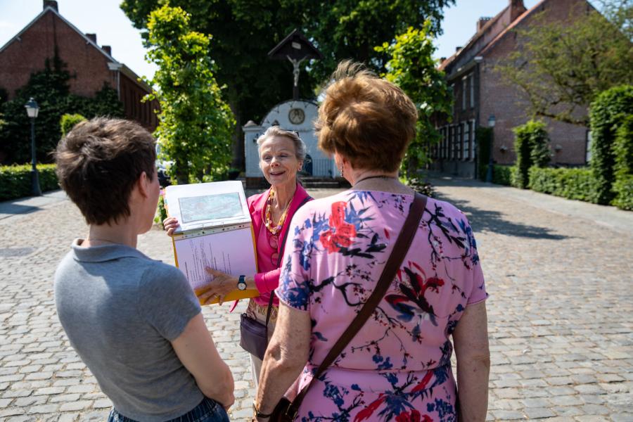 vrolijke gids op het Begijnhof in Turnhout