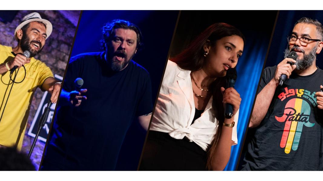 Vier stand-up comedians treden op met een microfoon, elk in een eigen scène met podiumverlichting. Ze zijn zichtbaar tijdens het vertellen van grappen, met expressieve gezichtsuitdrukkingen en een enthousiast optreden.