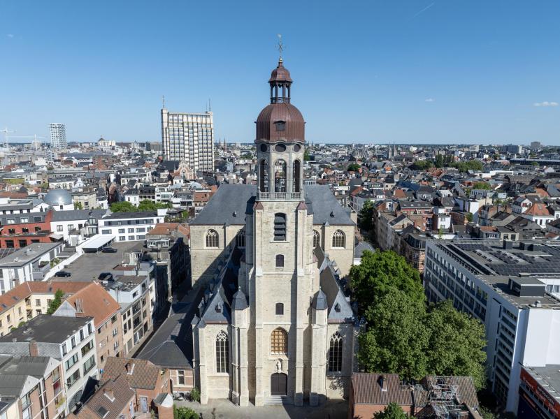 Zicht op de Sint-Andrieskerk vanuit de lucht