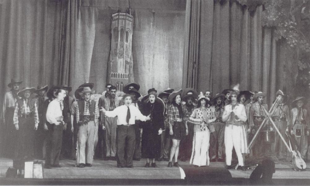 Dat de zangvereniging van La Brugeoise het niet bij een zangspel zou laten, blijkt uit deze opname. We zien het complete gezelschap dat in de Stadsschouwburg een echte Brugse revue ten tonele brengt.…