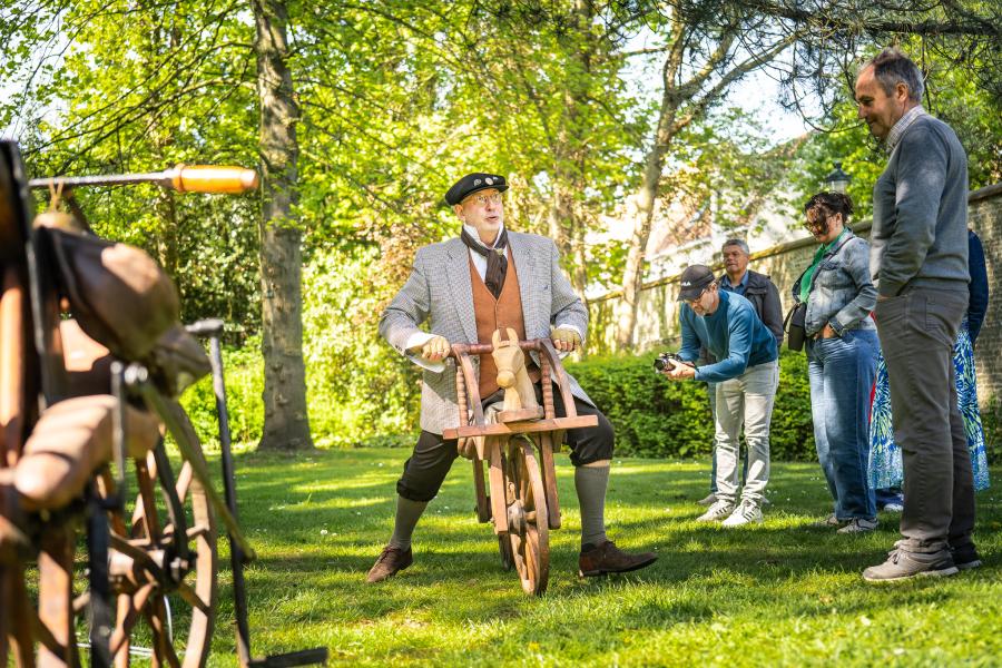 Professeur Vélo Toon Duyck demonstreert zijn fietsen