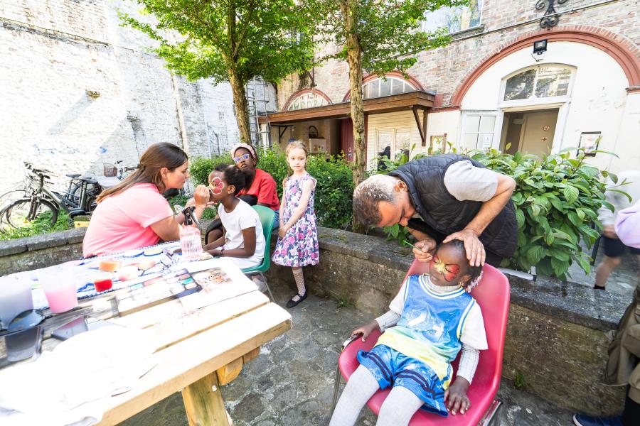 Kinderen worden geschimkt door 2 volwassenen in een tuin