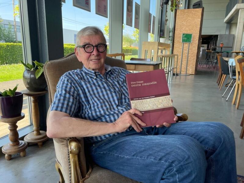 Fons Bonroy met zijn boek 'Den Dikke Diestse Diksjenèèr'