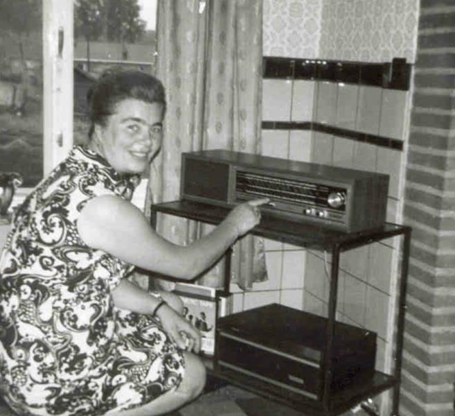Vrouw luistert naar de radio, jaren 1960 in Tongeren.