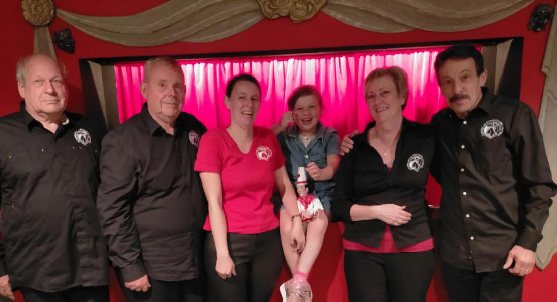 De spelers van het poppentoneel