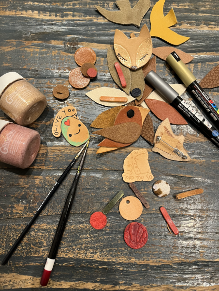 Ga aan de slag met stukje leer, verf of Posca stiften