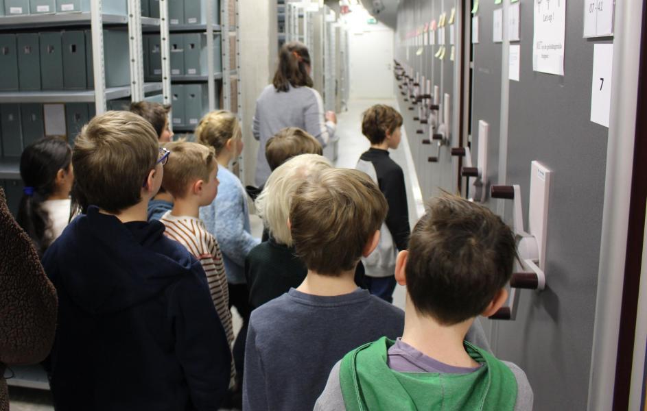 Een groepsrondleiding in het archiefdepot
