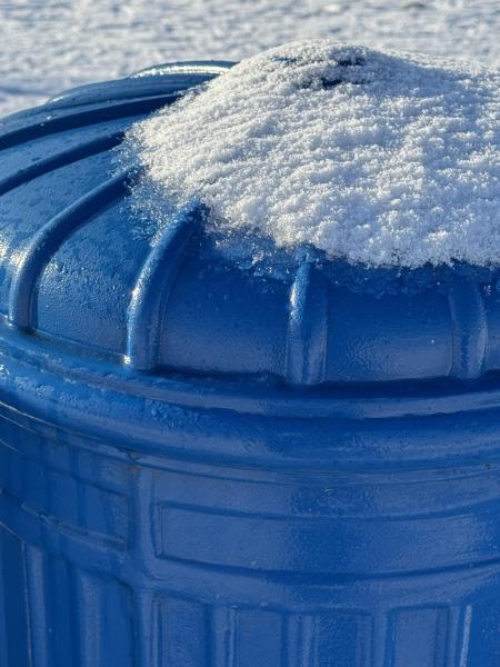 De zon schijnt maar het is ijzig koud. Een zon met tanden!