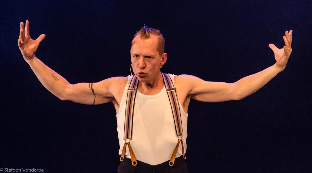 Joost Van Hyfte opent de armen op podium