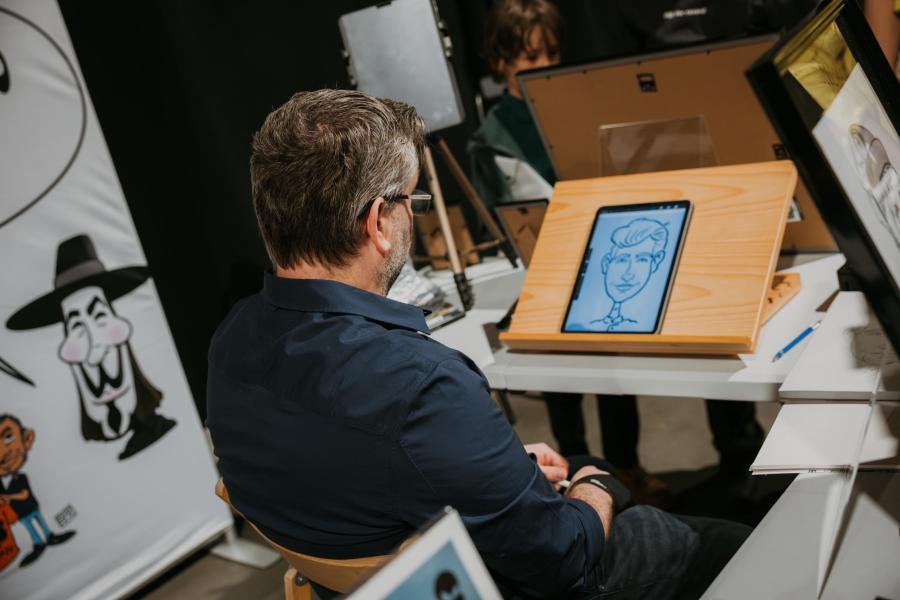 Man tekent karikaturen op een tablet