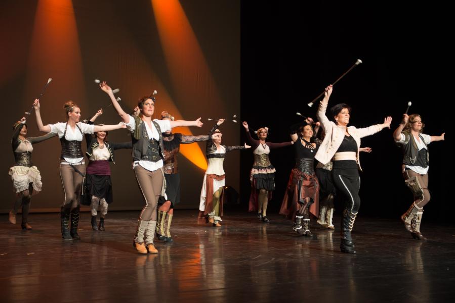 De Majoretten  Les Nicolettes van Cirkus in Beweging,