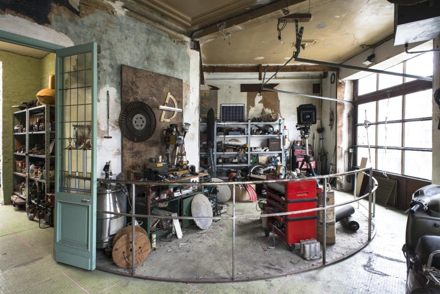 Een zicht op het atelier en de werkplaats van Panamarenko. 