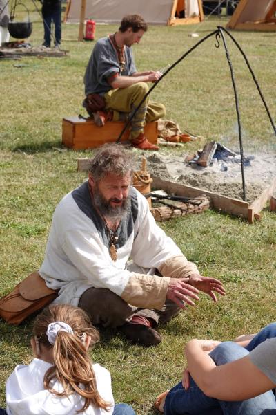 Viking Erik Vertelt op de achtergrond brand een vuur voor te koken