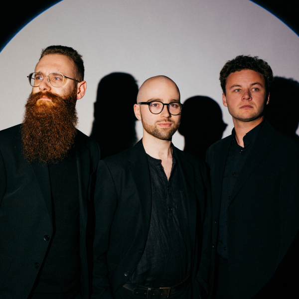 Afbeelding van de drie muzikanten: Jeroen De Beer, viool Pieter-Jan De Smet, cello Pieter-Jan Verhoyen, piano