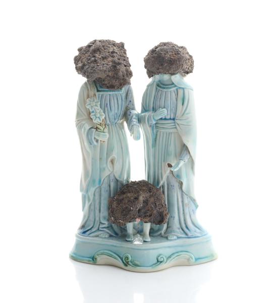 Ceramiek beeld van de "santa familia" waarvan de hoofden door lava-stenen vervangen werden. Keramiek werkt van Yves Malfliet