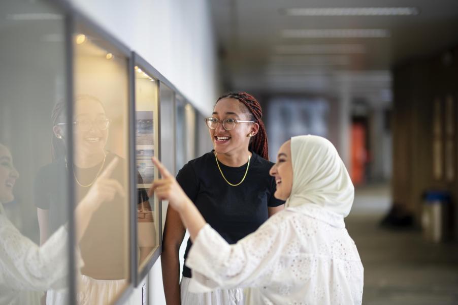 Lachende studenten bij een kastje van Museum To Scale 