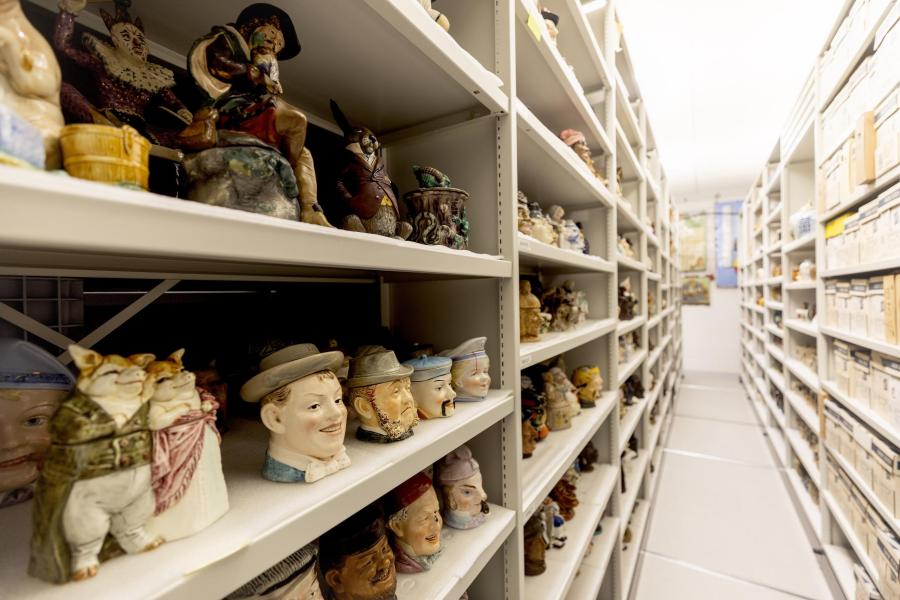 Detail vrolijke tabakspotten - depot Erfgoedcentrum De Briekenmolen - Stadsarchief Wervik