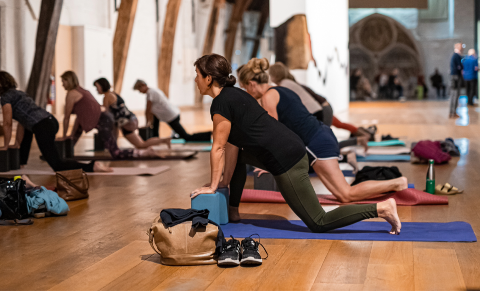 Groep mensen doet yoga in een oud gebouw