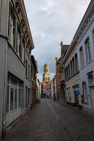 Torenstraat met zicht op de toren van de Sint-Laurentiuskerk