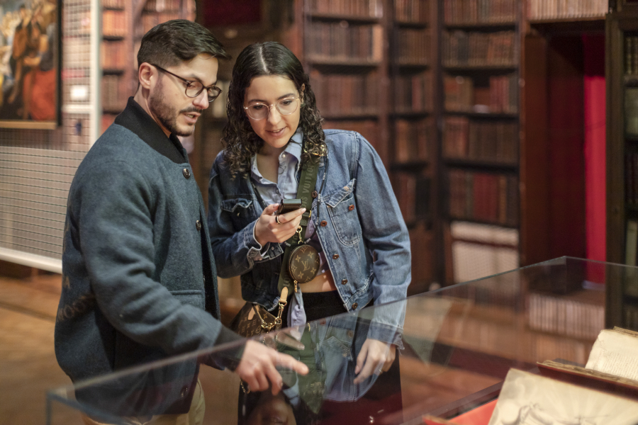 Bezoekers in de Nottebohmzaal