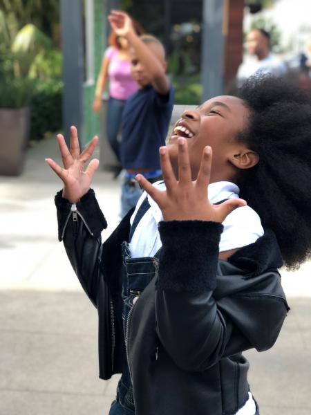 Lachend meisje. Foto: jmariehill via Pixabay