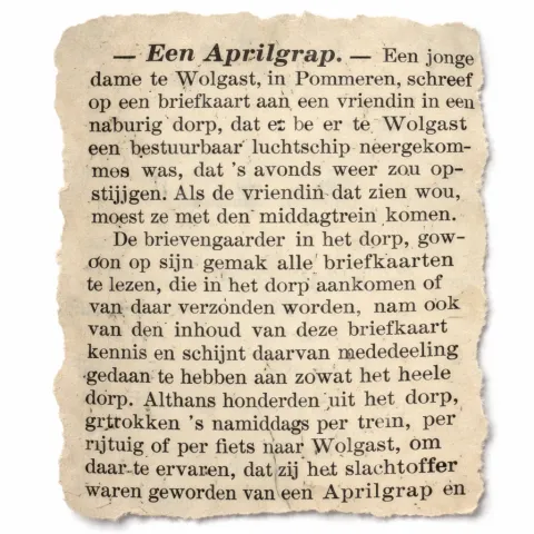 Een knipsel van een krantenartikel uit 1909. Een nieuwsgierige postbode sleept een heel dorp mee in een aprilgrap. Een volgeladen trein later lijkt het luchtschip... een luchtschip! 