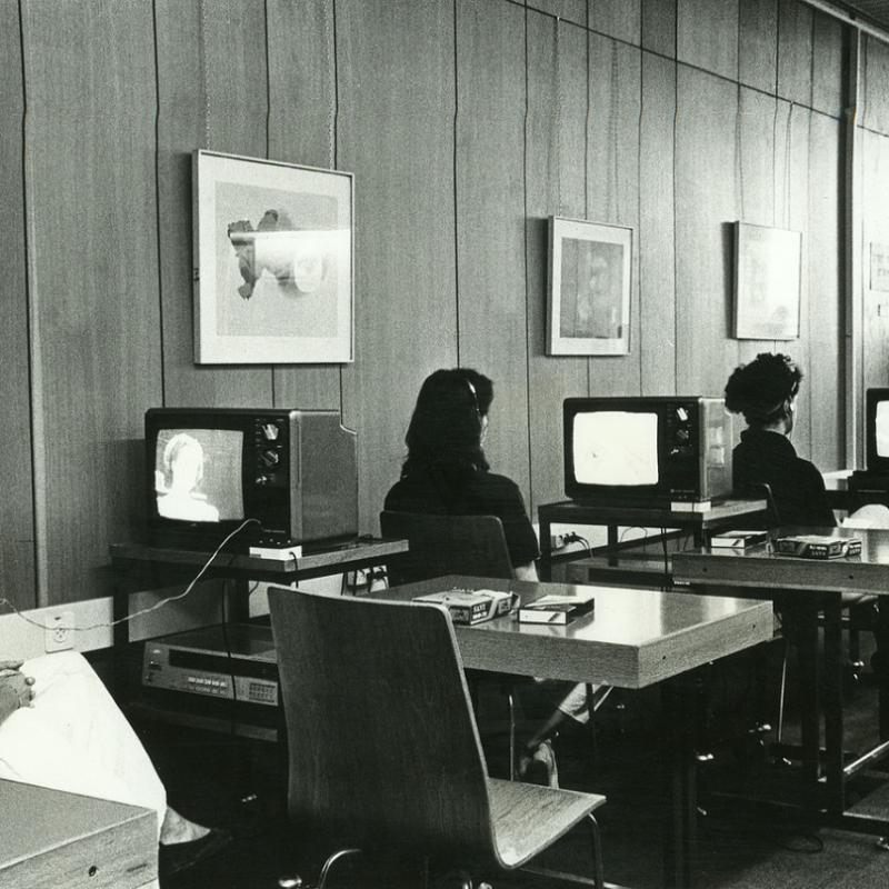 Mensen bekijken videofilms in de bibliotheek van Haifa University, jaren 80. University of Haifa Younes & Soraya Nazarian Library via Wikimedia Commons, CC BY-SA 3.0